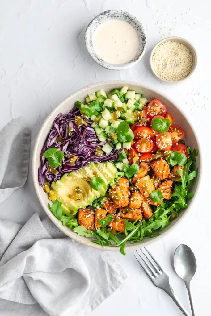 Bowl-z-lososiem-awokado-i-sosem-sriracha