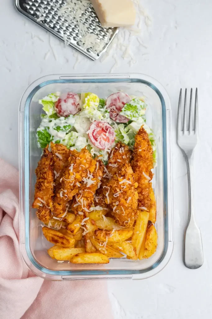Kurczak-w-chrupiacej-panierce-z-frytkami
