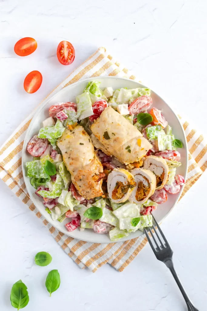 Roladki-z-kurczaka-z-salatka-Cezar